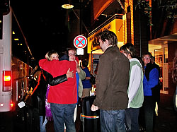 Abschiedsszene bei der Abreise des Spielmannszugs Cadenberge zur Steubenparade 2008 - Klick aufs Bild vergrert.