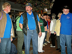 Vorstandsmitglieder des Spielmannszugs Cadenberge vor der Abreise zur Steubenparade 2008 - Klick aufs Bild vergrößert.