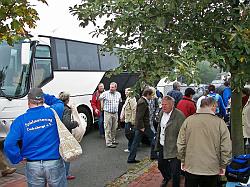 Rckkehr des Spielmannszugs Cadenberge aus den USA am 26.09.2008 - Gewusel am Bus - Klick auf das Foto vergrert.